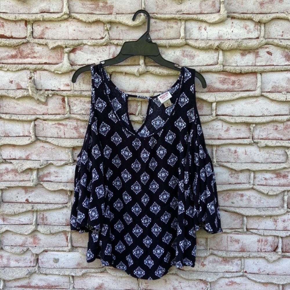 Geometric Open-Sleeve Shirt